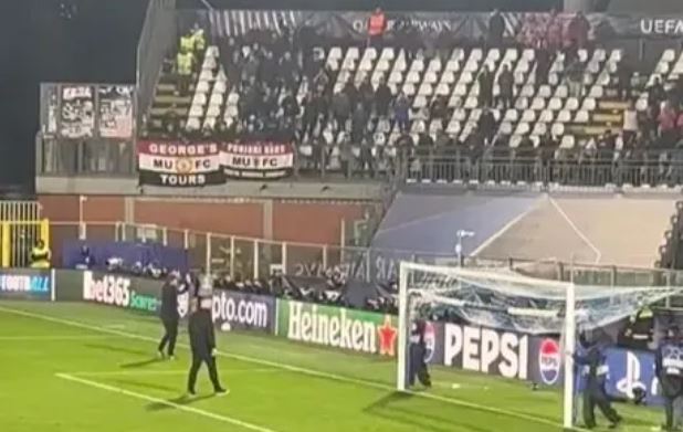 CĐV Quỷ đỏ bỏ về sớm sau trận thua muối mặt của đội nh&agrave;. Ảnh: Sunsport.