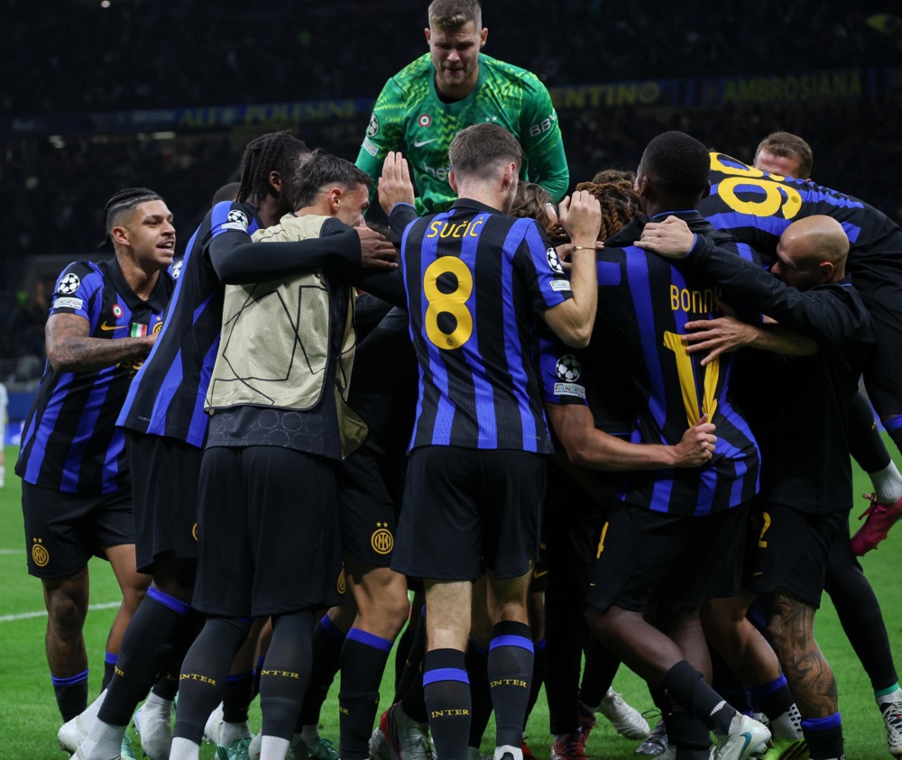 Inter Milan gi&agrave;nh chiến thắng d&ugrave; phải thi đấu trong thế thiếu người. Ảnh: EPA.