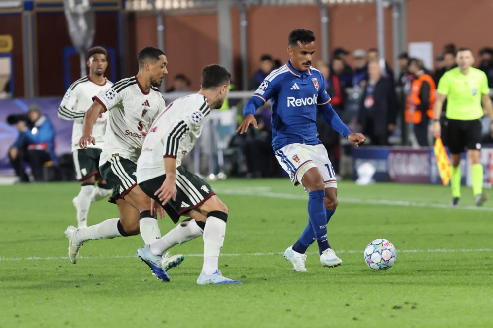 Noussair Mazraoui – 5,3. Dù góp mặt trong 11 pha giải nguy, hậu vệ này vẫn thiếu sự bình tĩnh thường thấy khi xử lý bóng. Ảnh: EPA.