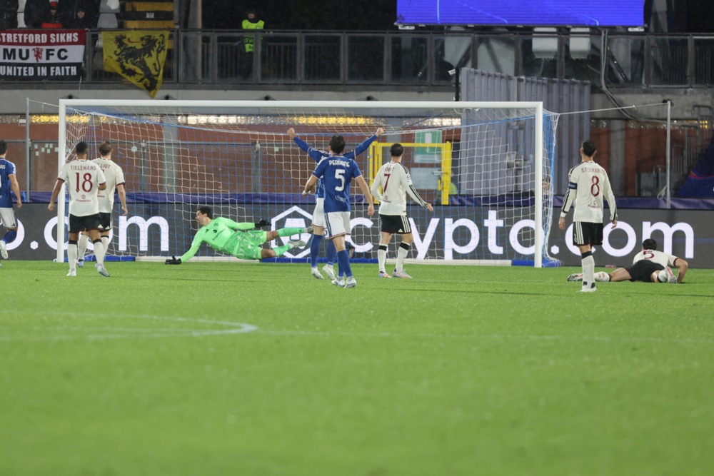 Matthijs de Ligt – 5,5. Trung vệ người Hà Lan có màn trình diễn đáng quên khi liên tục bị kéo khỏi khu vực trung tâm. De Ligt không thể tổ chức hàng thủ trước những đợt tấn công dồn dập của Como trong hiệp hai, góp phần khiến đội khách sụp đổ. Ảnh: EPA.