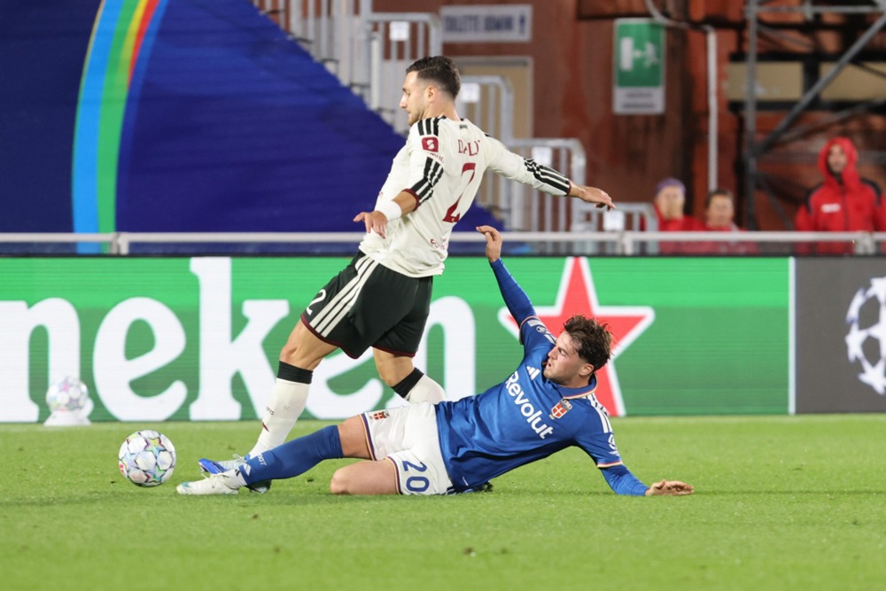 Diogo Dalot – 5,6. Dalot gặp khó khăn trong việc cân bằng nhiệm vụ phòng ngự với những pha dâng cao hỗ trợ tấn công. Ảnh: EPA.