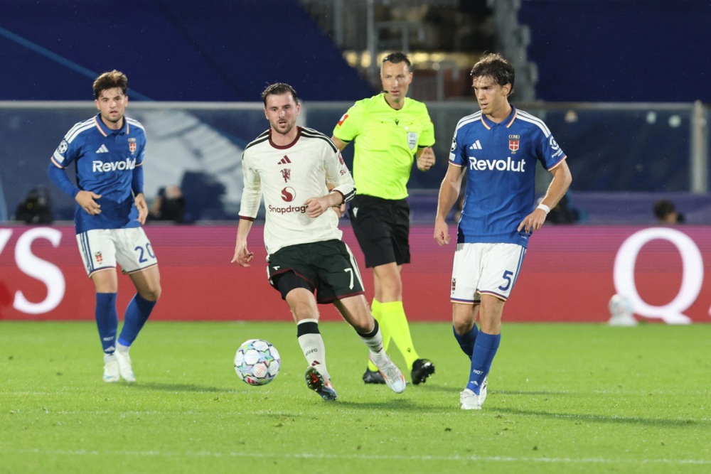 Mason Mount – 6,2. Mount cố gắng tạo năng lượng trong những tình huống chuyển trạng thái, nhưng thường xuyên bị tuyến giữa Como vượt qua nhờ khả năng luân chuyển bóng tốt hơn. Ảnh: EPA.