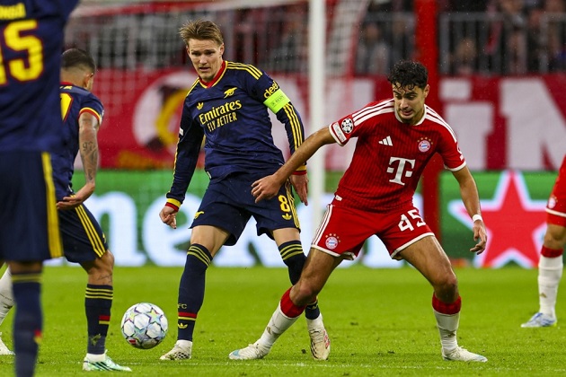 Martin Odegaard - 7: Chuyền bóng tinh tế kiến tạo cho Eze mở tỷ số. Đóng góp lớn vào mặt trận sáng tạo trước khi rời sân. Ảnh: EPA.

Bruno Guimaraes - 6.3: Gặp khó trong việc kiểm soát nhịp độ trước tuyến giữa Bayern. Tập trung phòng ngự từ xa và có một cú đánh đầu nguy hiểm. Ảnh: EPA.

Declan Rice - 7.4: Chơi xuất sắc với 69 đường chuyền chính xác. Bình tĩnh dứt điểm ghi bàn gỡ hòa quý giá ở phút 82. Ảnh: EPA.

Bukayo Saka - 6: Rời sân sớm ở phút thứ 10 do chấn thương. Sự vắng mặt của anh buộc đội phải điều chỉnh chiến thuật. Ảnh: EPA.

Kai Havertz - 6.1: Chơi hi sinh, thường xuyên lùi sâu kéo giãn hàng thủ Bayern. Bỏ lỡ một cơ hội ghi bàn cận thành ở phút 67. Ảnh: EPA.

Noni Madueke - 6.3: Chơi trực diện và tham gia vào tình huống dẫn đến bàn gỡ hòa. Đóng góp tích cực cả trong tấn công lẫn lùi về phòng ngự. Ảnh: EPA.