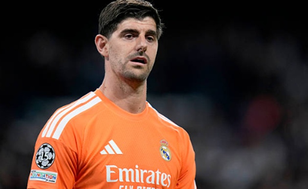 Thibaut Courtois - 7.6: Chơi tập trung v&agrave; phản xạ xuất sắc với 5 pha cứu thua, nổi bật l&agrave; hai t&igrave;nh huống từ chối b&agrave;n thắng của Romulo v&agrave; Nkunku trong hiệp một để bảo to&agrave;n lợi thế cho đội nh&agrave;. (Ảnh: Cesar Cebolla / Pressinphoto / Icon Sport)