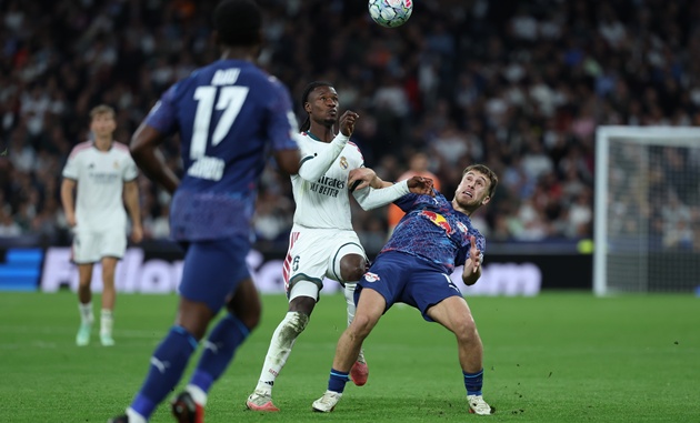 Eduardo Camavinga - 6.9: Mỏ neo quan trọng gi&uacute;p Real Madrid l&agrave;m chủ 64% thời lượng kiểm so&aacute;t b&oacute;ng. Khả năng thu hồi b&oacute;ng v&agrave; chuyển đổi trạng th&aacute;i của anh tạo bệ ph&oacute;ng cho h&agrave;ng c&ocirc;ng thăng hoa. (Ảnh: EPA Images)