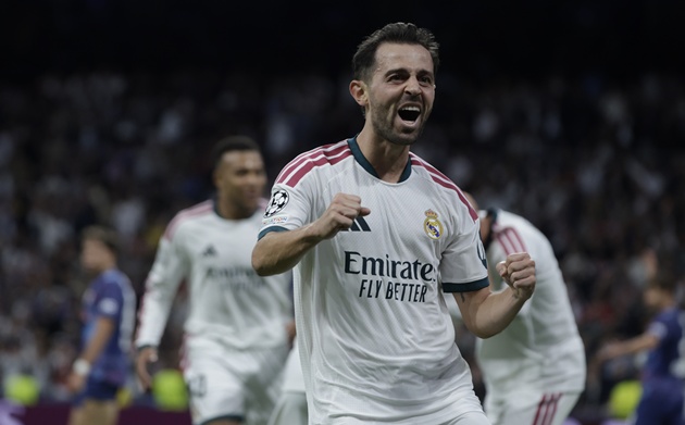 Bernardo Silva - 7.9: Mở tỷ số ở ph&uacute;t 43 bằng pha ập v&agrave;o đ&aacute; bồi nhạy b&eacute;n. Kỹ năng giữ b&oacute;ng kh&eacute;o l&eacute;o trong kh&ocirc;ng gian hẹp của anh gi&uacute;p tuyến giữa Los Blancos tr&aacute;nh được c&aacute;c pha mất b&oacute;ng nguy hiểm. (Ảnh: EPA Images)