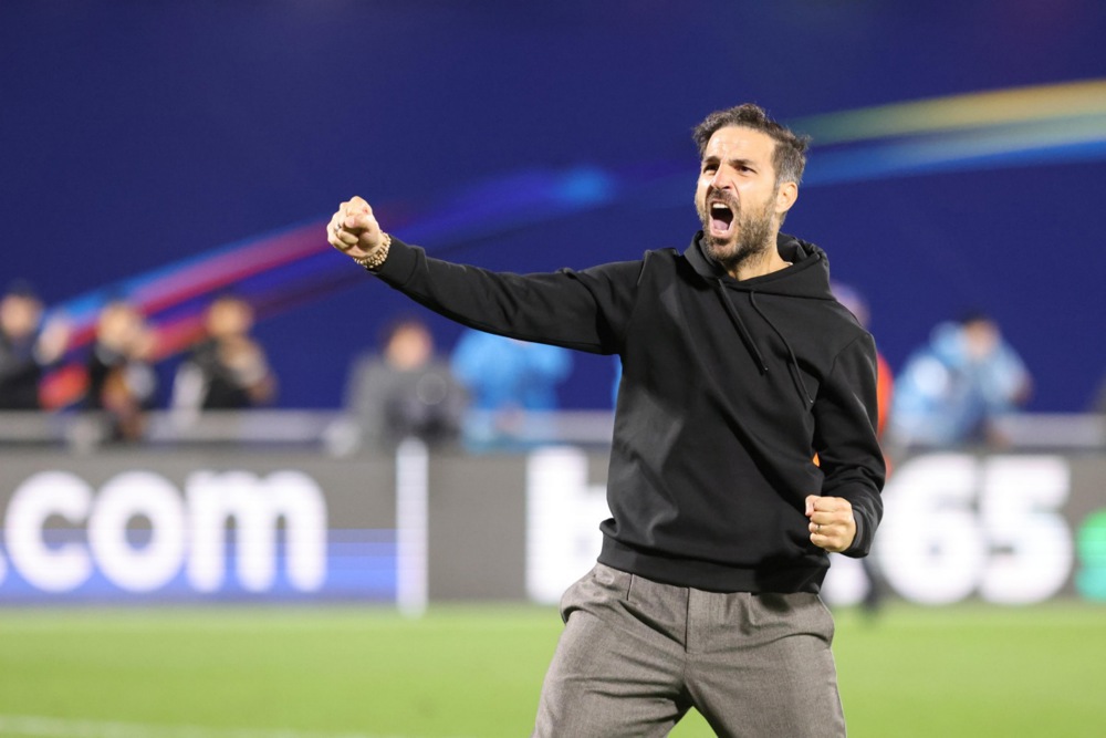 Fabregas ăn mừng sau chiến thắng. Ảnh: EPA.