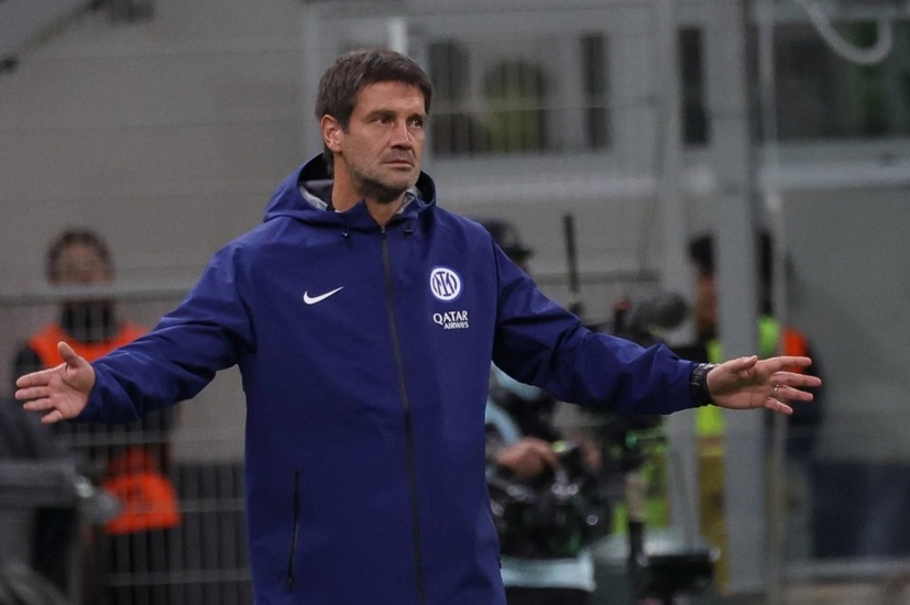 HLV Cristian Chivu khen ngợi tinh thần các học trò. Ảnh: EPA.