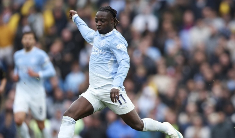 Jeremy Doku trong m&agrave;u &aacute;o Man City. Ảnh: EPA.