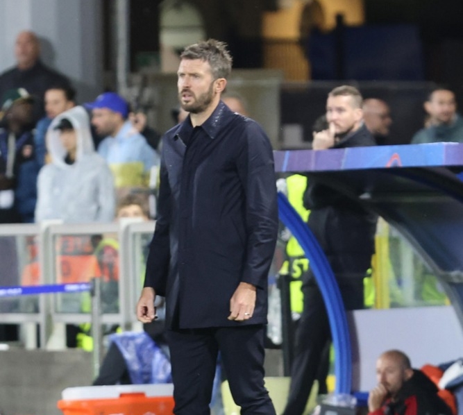 HLV Michael Carrick bất lực bên đường biên trong trận thua Como. Ảnh: EPA/Antonio Saia.