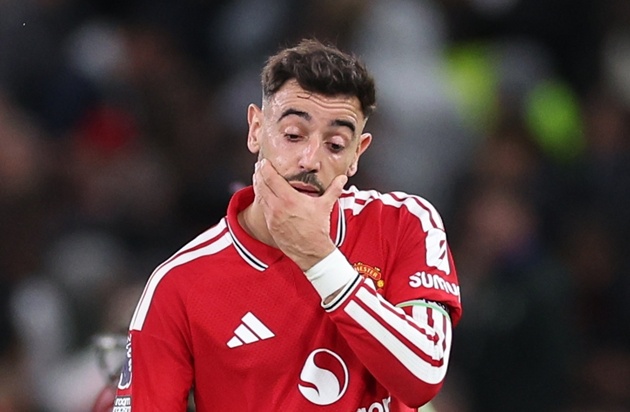 Bruno Fernandes bị Carragher chỉ trích sau trận thua của Man Utd. Ảnh: EPA