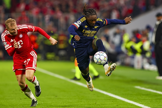 Eberechi Eze tỏa s&aacute;ng trong trận đấu với Bayern Munich. Ảnh: EPA/ANNA SZILAGYI