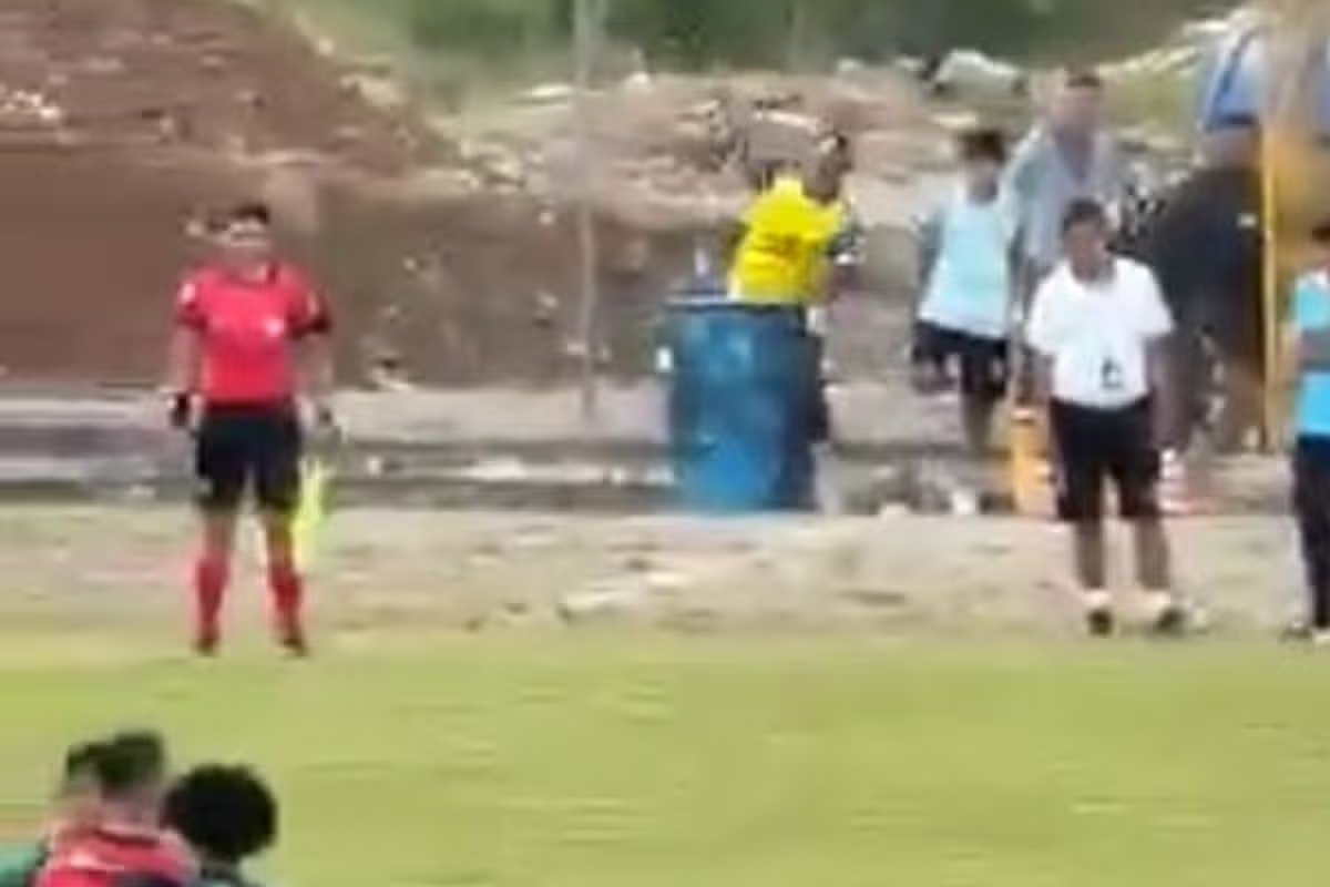 Jhon Perlaza n&eacute;m đ&aacute; v&agrave;o trọng t&agrave;i bi&ecirc;n từ ph&iacute;a sau th&ugrave;ng phuy. Ảnh chụp m&agrave;n h&igrave;nh.