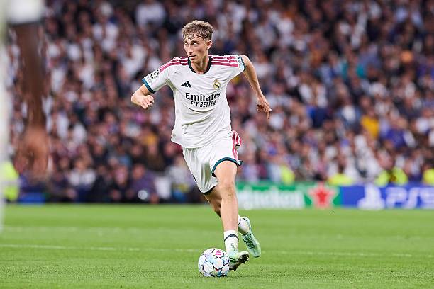 Ảnh bài viết Vượt dớp derby Madrid, Huijsen tìm thấy bản lĩnh ở Real