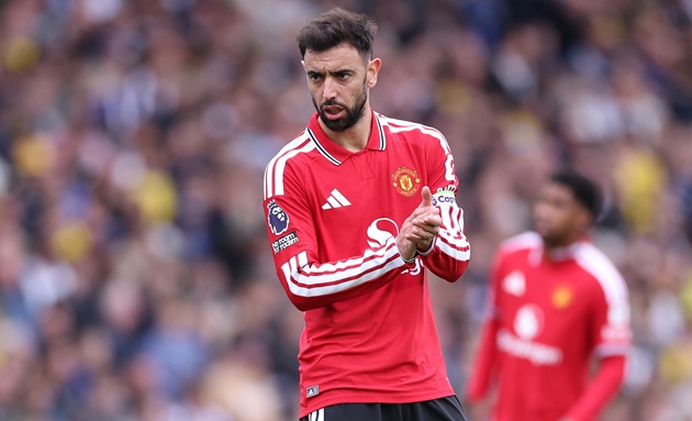 Bruno Fernandes bị Joe Cole chỉ tr&iacute;ch. (Ảnh: EPA Images)