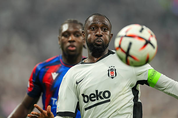 Wilfred Ndidi giúp Bekistas có bàn mở tỷ số. Ảnh: BSR Agency/Getty Images.