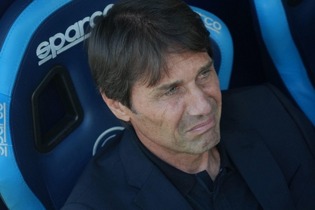 Conte c&oacute; thể ngồi v&agrave;o ghế n&oacute;ng ở Old Trafford. Ảnh: EPA.