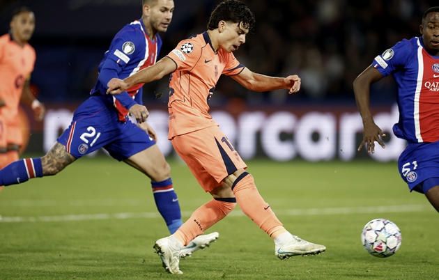 Espart ghi bàn vào lưới PSG. (Ảnh: EPA Images)
