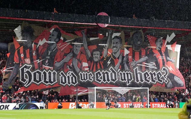 CĐV Bournemouth chế nhạo AC Milan. (Ảnh: Jack Rosser/The Sun)