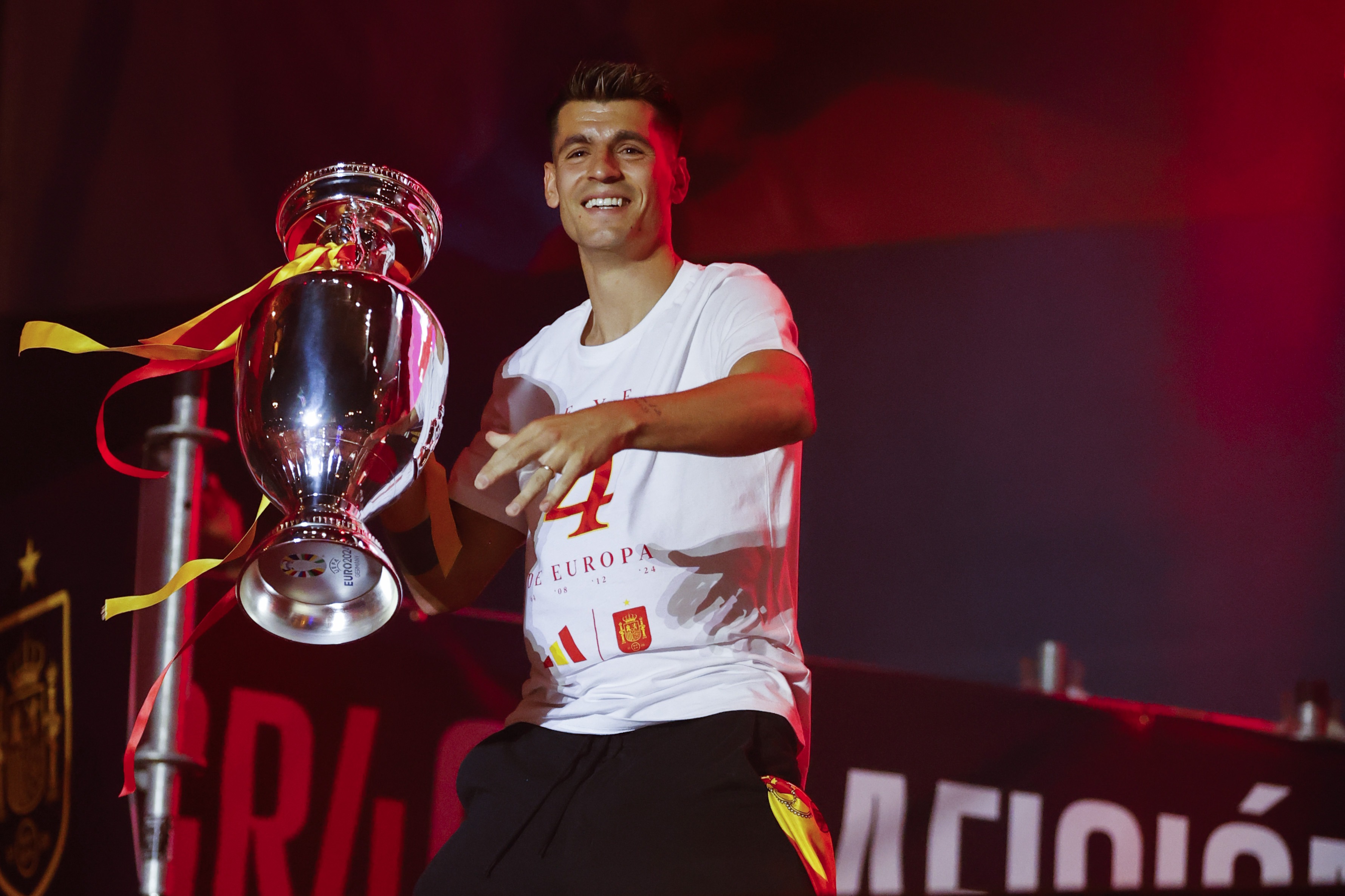 Morata v&agrave; h&agrave;nh tr&igrave;nh đứng dậy sau những lần vấp ng&atilde;. (Ảnh: EPA Images)