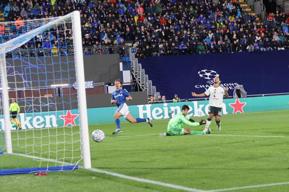 Man Utd chìm sâu khủng hoảng sau trận thua Como. Ảnh: EPA.
