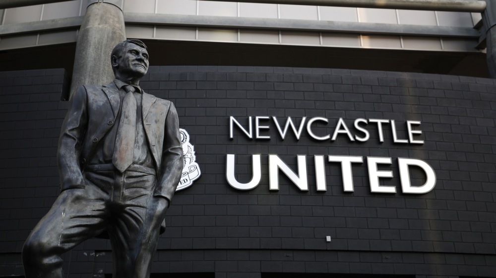 Tượng Bobby Robson b&ecirc;n ngo&agrave;i s&acirc;n St James' Park. Ảnh: EPA.