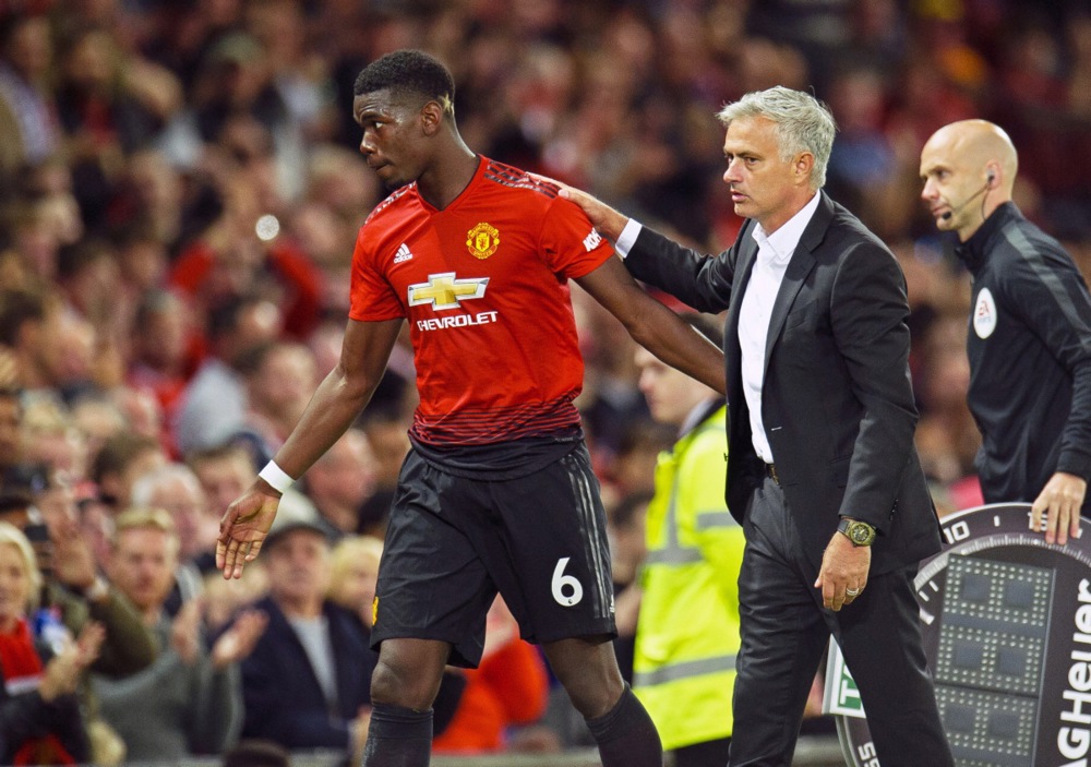 Pogba m&acirc;u thuẫn với Mourinho. Ảnh: EPA.