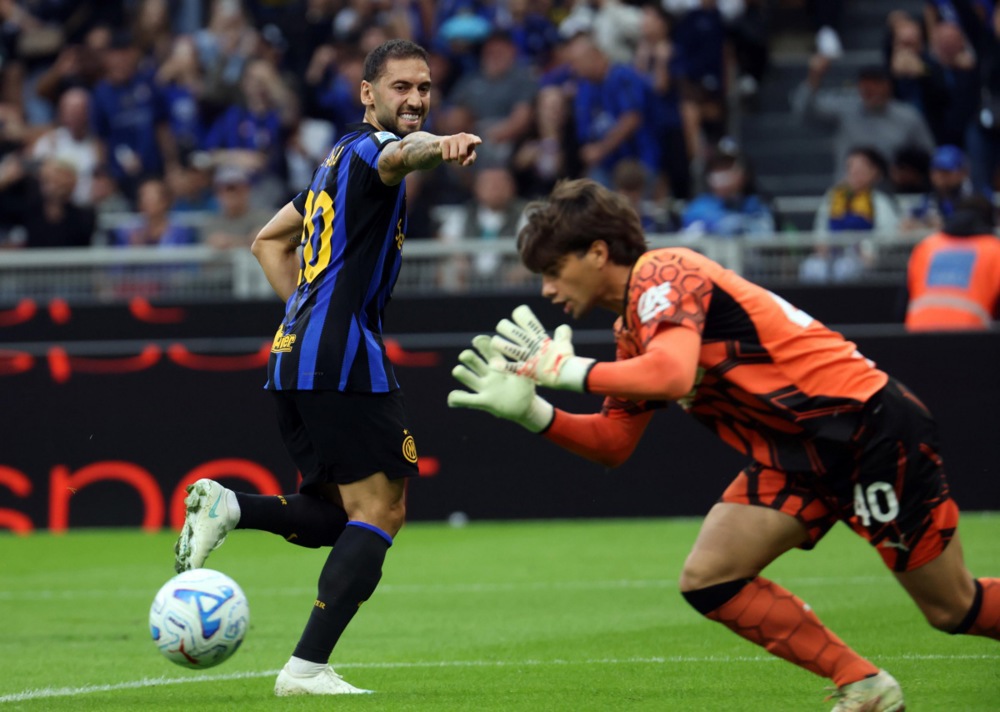 Hakan Calhanoglu l&agrave; trụ cột của Inter. Ảnh: EPA.