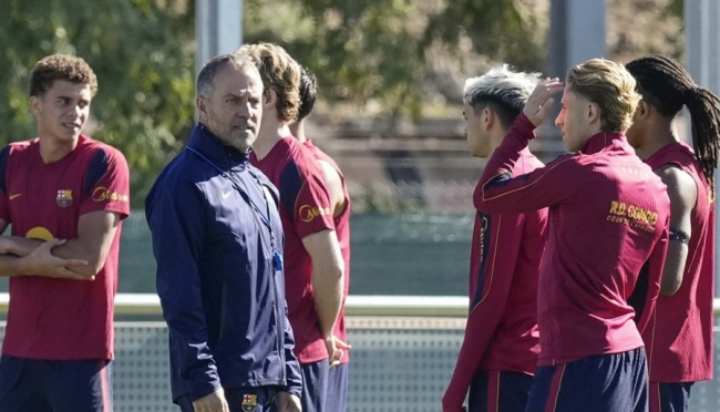 Hàng thủ là điểm yếu của Barca. Ảnh: EPA.