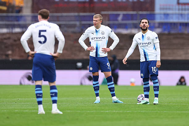 Erling Haaland c&ugrave;ng c&aacute;c đồng đội Manchester City đang gặp kh&oacute; trong việc t&igrave;m kiếm b&agrave;n thắng v&agrave;o lưới Aston Villa. Ảnh: Robbie Jay Barratt - AMA/Getty Images.