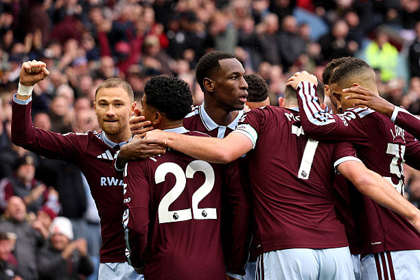 Một t&igrave;nh huống phản c&ocirc;ng chớp nho&aacute;ng của Aston Villa, Nicolas Jackson mở b&oacute;ng sang c&aacute;nh phải cho cầu thủ v&agrave;o s&acirc;n thay người, Ibrahim Mbaye tho&aacute;t xuống trước khi kiến tạo ngược lại để tiền đạo người Senegal lập c&ocirc;ng, n&acirc;ng tỷ số l&ecirc;n 2-1 cho đội chủ s&acirc;n Villa Park trước Manchester City. Ảnh: Carl Recine / Getty Images.