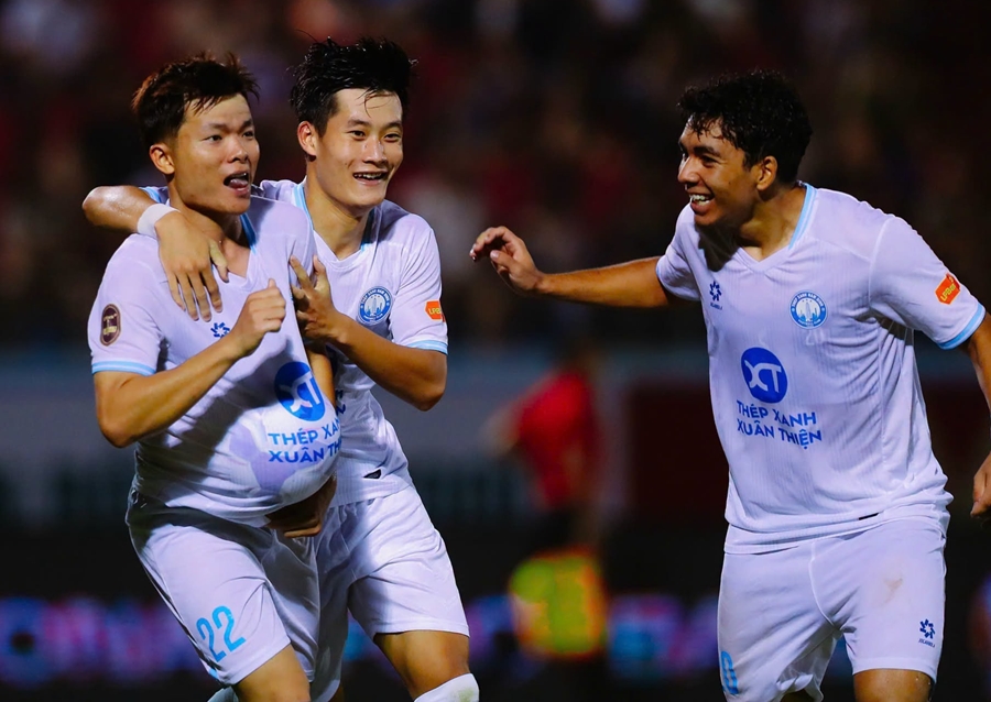 Mạnh Quỳnh và đồng đội ăn mừng bàn thắng cho Nam Định. Ảnh: Nam Định FC.