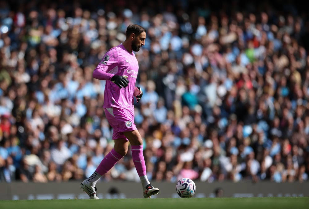 Gianluigi Donnarumma: 5.6 điểm. Một ng&agrave;y buồn của Donnarumma khi anh kh&ocirc;ng thể l&agrave;m được g&igrave; hơn trong 2 b&agrave;n thua của Manchester City. Ảnh: EPA.