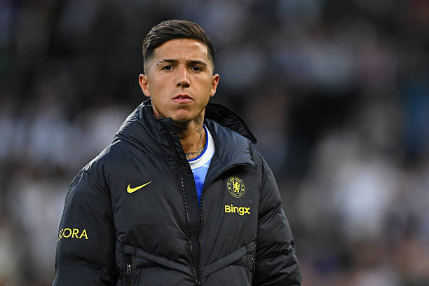 Enzo Fernandez: 6.4 điểm. Vẫn đ&oacute;ng vai tr&ograve; trạm trung chuyển b&oacute;ng của Man City nhưng tiền vệ người Argentina kh&ocirc;ng thể tạo n&ecirc;n kh&aacute;c biệt tại Villa Park. Ảnh: 