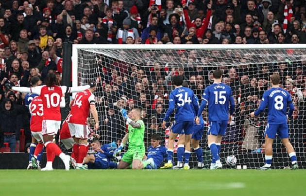 Arsenal tận dụng t&igrave;nh huống đ&aacute; phạt g&oacute;c lộn xộn để ghi b&agrave;n. Ảnh: EPA.