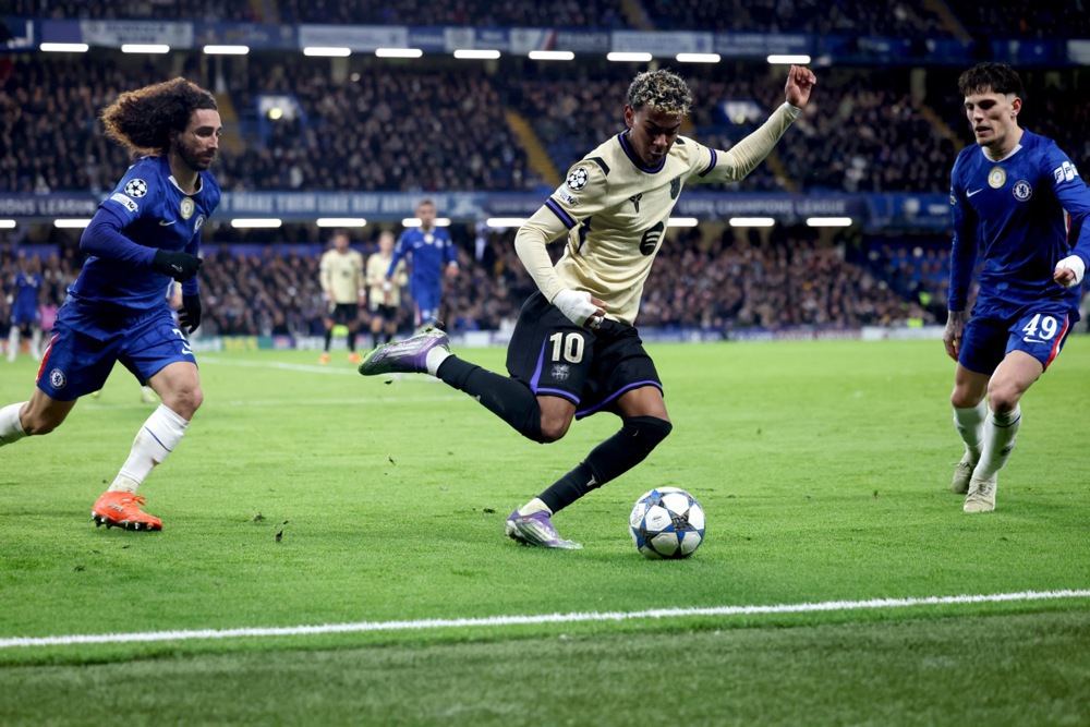 Cucurella đã từng ''khóa chết'' Yamal khi còn chơi trong màu áo Chelsea. Ảnh: EPA.