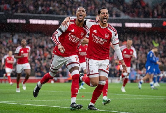 Mikel Merino - 7.2: Thi đấu xông xáo, di chuyển nhiều nhất, đạt tốc độ bứt tốc cao nhất và tích cực dứt điểm. Ảnh: Visionhaus/Getty Images.

Noni Madueke - 7.1: Khởi đầu chuệch choạc nhưng nhanh chóng bùng nổ với các pha xử lý kỹ thuật, tạo cơ hội và dứt điểm nguy hiểm. Ảnh: EPA.

Martin Odegaard - 7.2: Chạm bóng (115 lần) và dứt điểm (5 lần) nhiều nhất, nổi bật với pha xỏ háng Tarkowski suýt tạo nên bàn thắng. Ảnh: EPA.

Eberechi Eze - 7.0: Thi đấu nhiệt huyết, liên tục đi bóng xộc thẳng vào hàng thủ đối phương và tung ra các đường căng ngang nguy hiểm. Ảnh: EPA.

Viktor Gyokeres - 7.2: Tích cực tì đè làm tường, thi đấu năng nổ và trực tiếp có pha kiến tạo cho Konsa ghi bàn mở tỷ số. Ảnh: Sebastian Frej/MB Media/Getty Images.