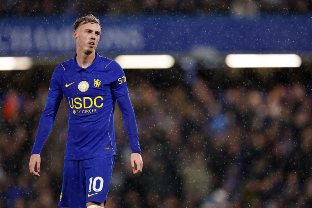 Cole Palmer gây thất vọng khi nhận thẻ đỏ ở trận thua Tottenham. Ảnh: EPA/David Cliff.