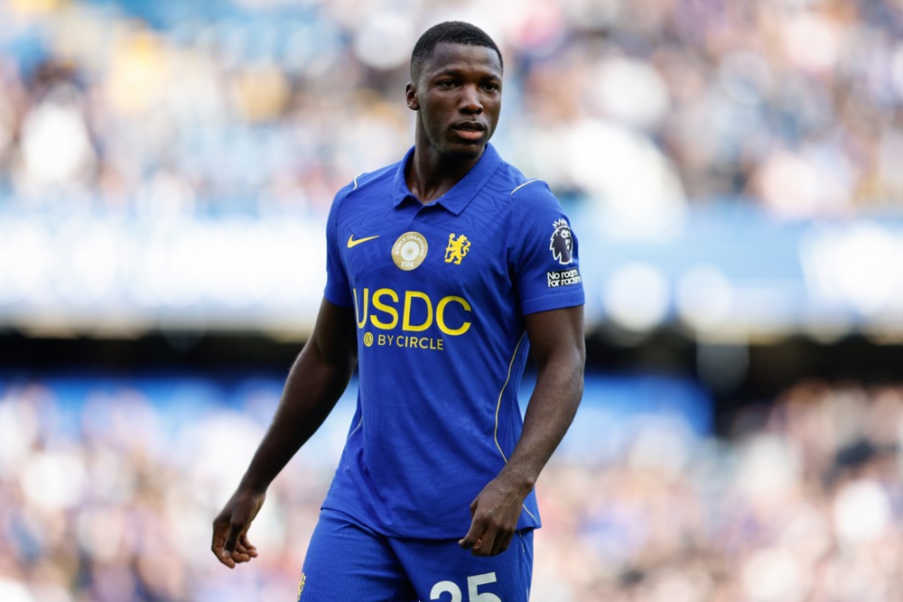 Moises Caicedo (6.3) - Anh ấy không thể kèm sát James Maddison, người đôi lúc đã điều khiển lối chơi. Tuy nhiên, điều đó dường như là vấn đề chính do cách Alonso bố trí tuyến giữa/lối chơi pressing hơn là do chính Caicedo hay Henderson. Anh ấy đã chơi tốt hơn trong hiệp hai. Ảnh: EPA/David Cliff.