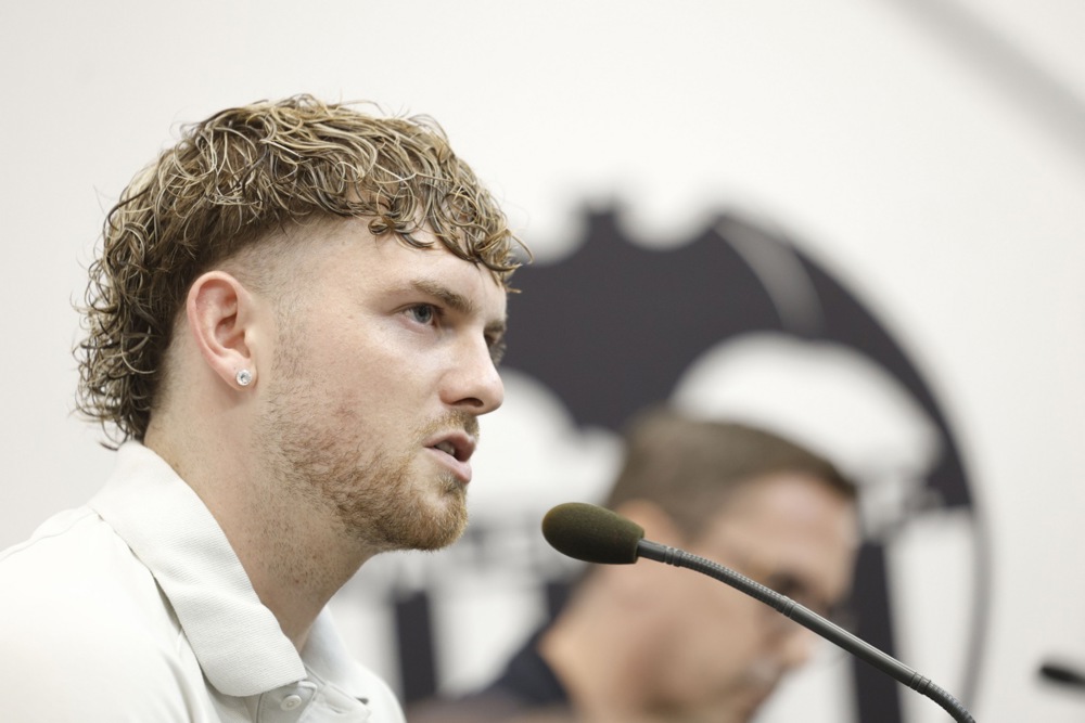 Ảnh bài viết Harvey Elliott nhận 2 thẻ vàng trong 1 phút khiến Valencia bại trận