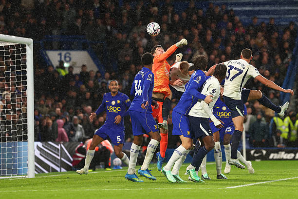 Mike Penders mắc sai lầm khiến Chelsea thua trận. Ảnh: Shaun Brooks/Getty Images