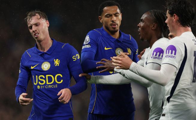 Cole Palmer rời sân sau pha phạm lỗi với Conor Gallagher. Ảnh: Getty Images/Steve Bardens.