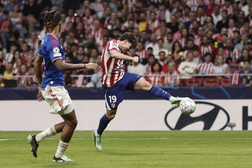Alvarez vừa tỏa sáng để giúp Atletico giành trọn 3 điểm. Ảnh: EPA.