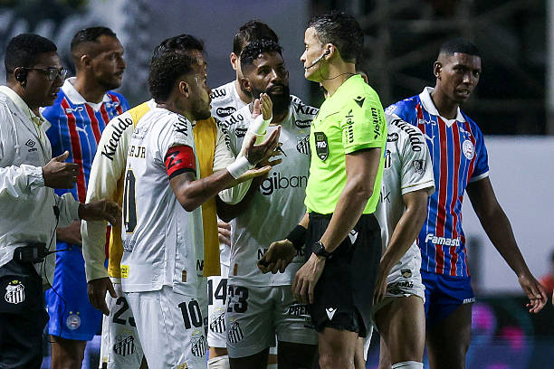 Ảnh bài viết Neymar nhận thẻ đỏ vì che miệng, Santos mất điểm trên sân nhà