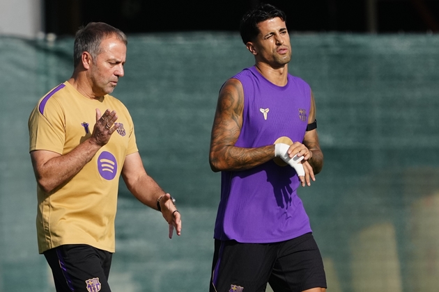 Barcelona gặp vấn đề ở hàng phòng ngự. Ảnh: EPA/Alejandro Garcia