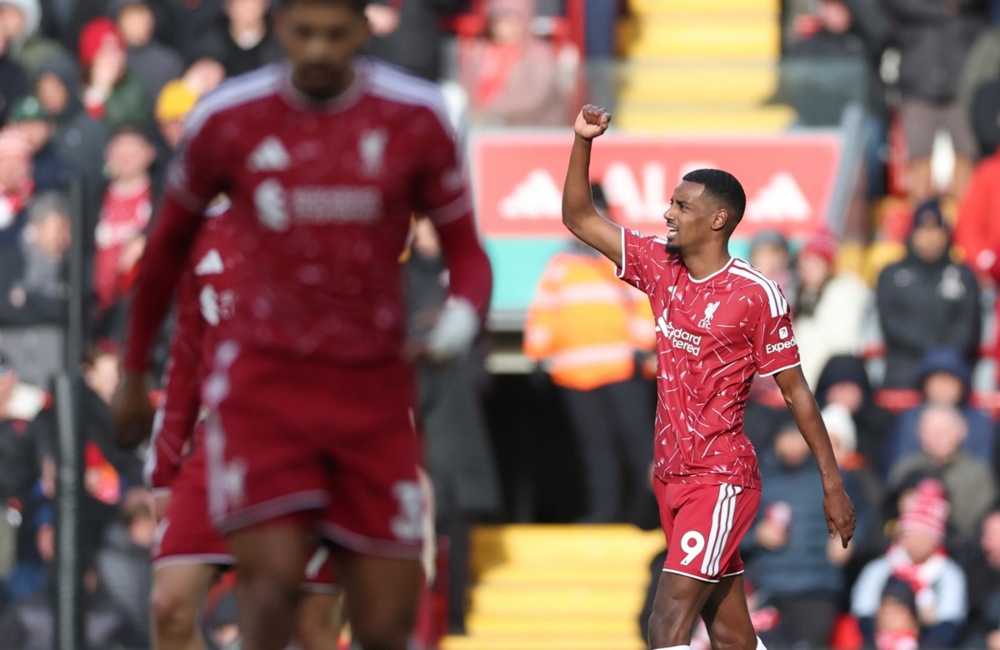 Alexander Isak ghi b&agrave;n thứ 6 sau 8 v&ograve;ng đấu Ngoại hạng Anh, gi&uacute;p Liverpool hạ Brighton 2-0. Ảnh: EPA.