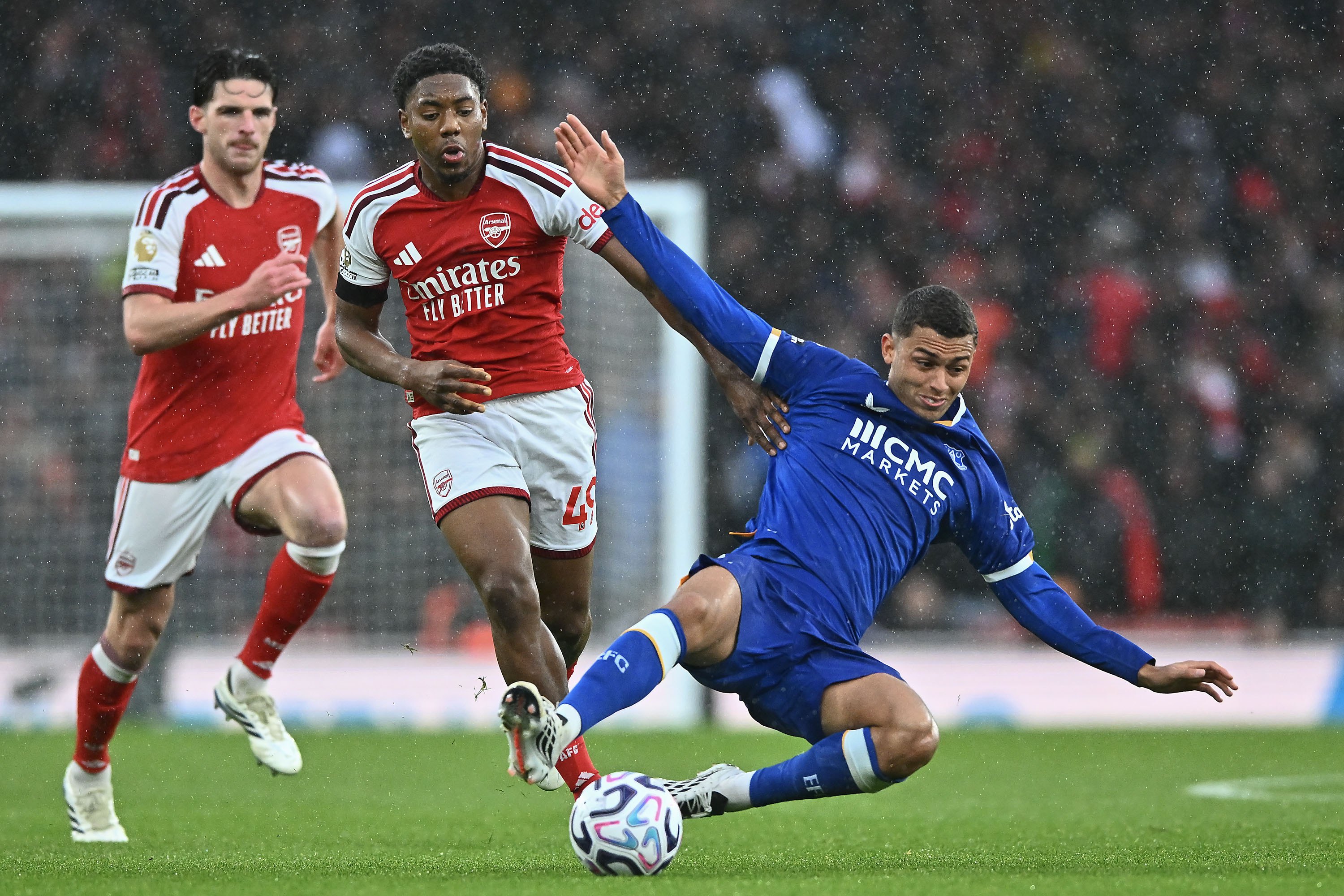 Everton gặp vô vàn khó khăn bởi khả năng phối hợp nhuần nhuyễn của Arsenal. Ảnh: EPA.