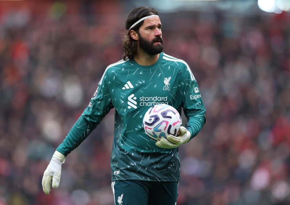 Alisson Becker: 7.5 điểm. Thủ thành người Brazil thi đấu tập trung để giúp Liverpool có trận giữ sạch lưới thứ 4 ở Ngoại hạng Anh mùa này. Ảnh: EPA.