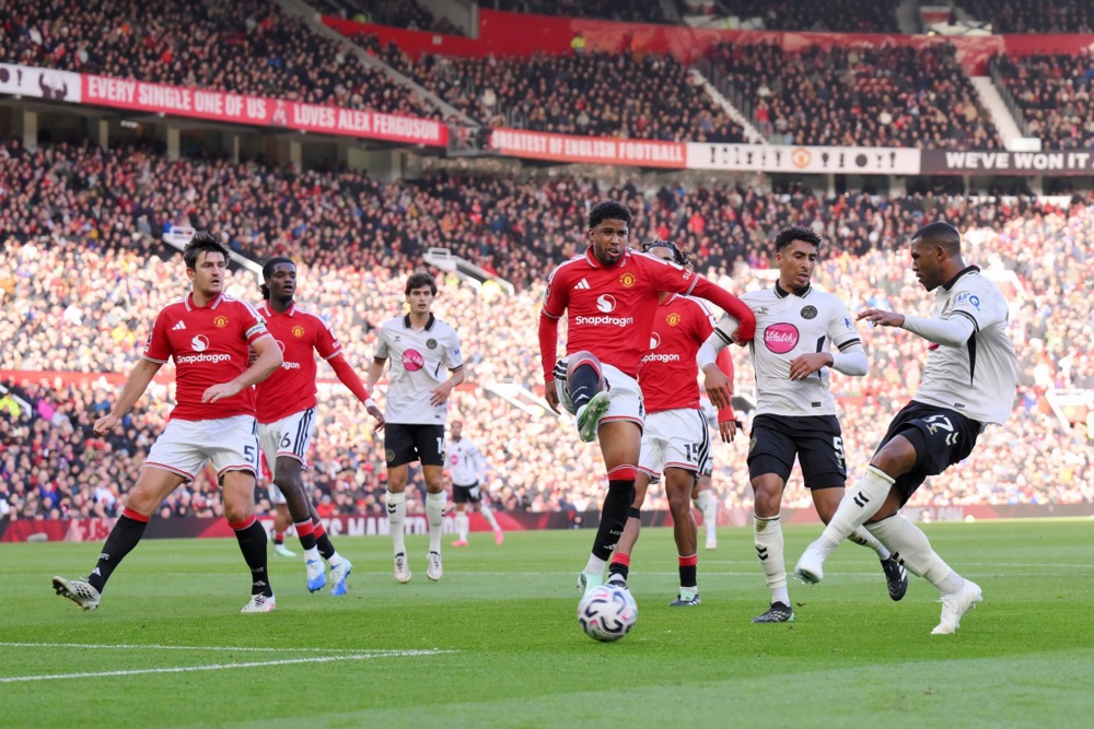Harry Maguire – 5,7 điểm: Khiến khán đài bùng nổ chỉ bằng việc dẫn bóng tiến lên phía trước. Điều đó nói lên tất cả về những gì người hâm mộ kỳ vọng ở MU lúc này. Ảnh: EPA.