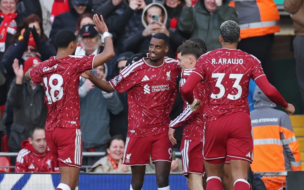 Ảnh bài viết Bộ ba nguyên tử ở Liverpool bùng nổ và tài xoay tua của Iraola